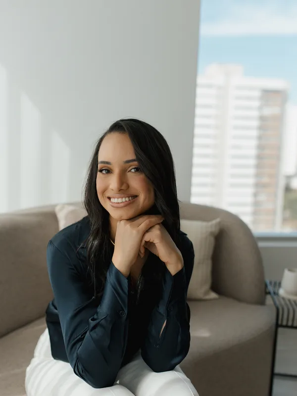 Retrato de Tauana Alves, nutricionista, em ambiente claro e acolhedor