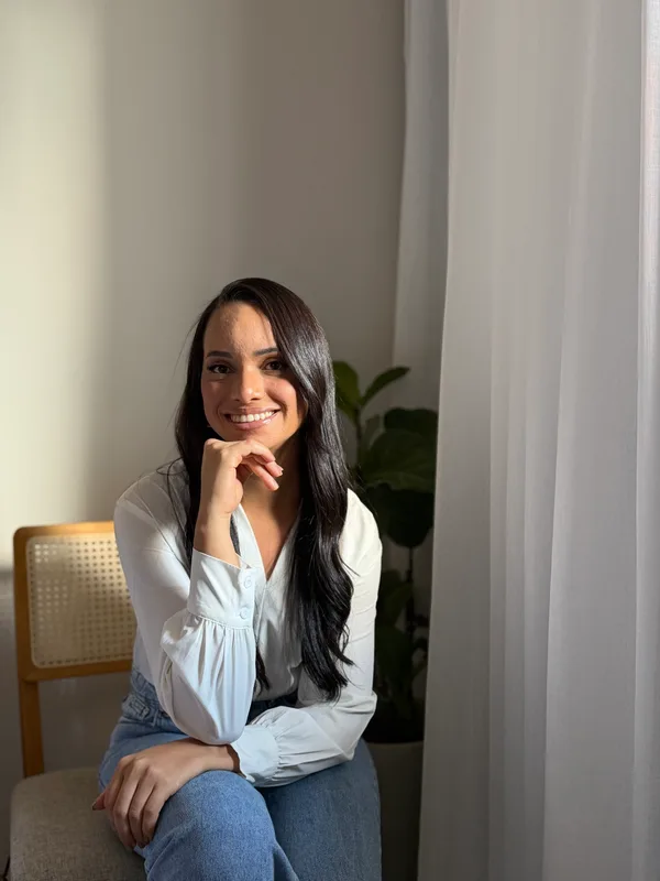 Retrato de Tauana Alves, nutricionista, em ambiente claro e acolhedor